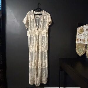 Delicate Cream Embroidered Lace Robe